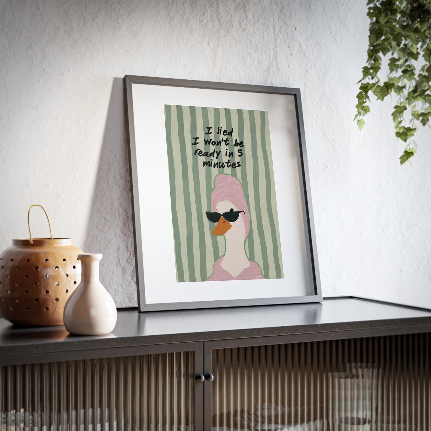 Affiche encadrée — « J'ai menti, je ne serai pas prête dans 5 minutes » Glam Swan Wall Art